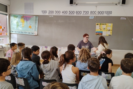 Amaitu dute LH3ko ikasleek aurtengo lehenengo PROIa, Denok bat. Etxetik ekarri behar izan dute herrialde desberdinetako informazioa eta taldeka egin dute lan gelan. 