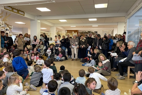 Aiton amonekin abesten.