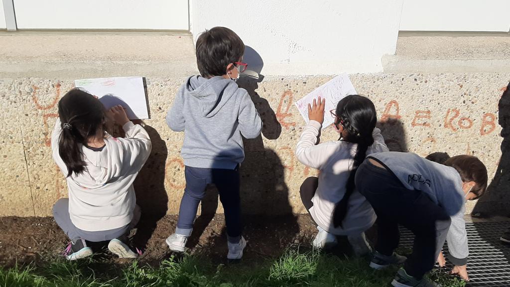 Plastika kalea. Orioko Herri Ikastolako LHeko ikasleak plastika saioa kalean egiten.