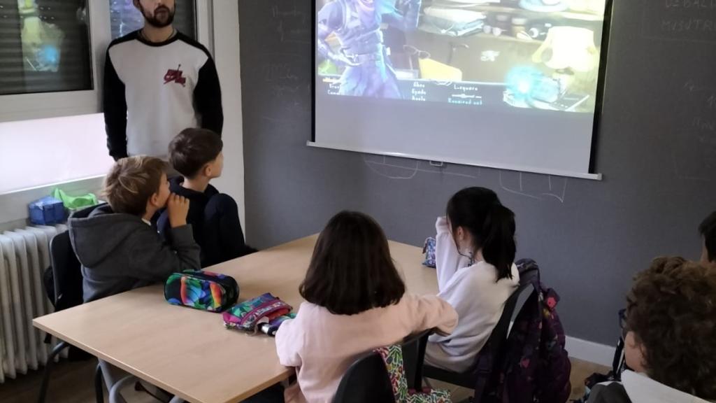 Alumnos de la Ikastola Herrri de Orio recibiendo formación sobre educación digital con expertos de McSonrque