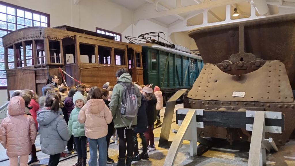 LH2koak Azpeitiko tren museoan izan dira.
