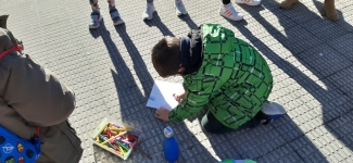 Plastika kalea. Orioko Herri Ikastolako LHeko ikasleak plastika saioa kalean egiten.
