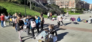 Plastika kalea. Orioko Herri Ikastolako LHeko ikasleak plastika saioa kalean egiten.