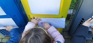 Plastika kalea. Orioko Herri Ikastolako LHeko ikasleak plastika saioa kalean egiten.