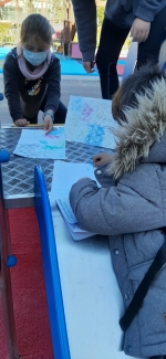 Plastika kalea. Orioko Herri Ikastolako LHeko ikasleak plastika saioa kalean egiten.