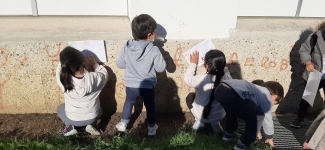 Plastika kalea. Orioko Herri Ikastolako LHeko ikasleak plastika saioa kalean egiten.