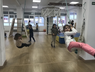 Orioko Herri Ikastolako HHko haurrak psikomotrizitate gelan mugimenduaz gozatzen