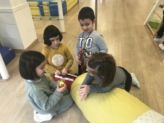 Orioko Herri Ikastolako HHko haurrak psikomotrizitate gelan mugimenduaz gozatzen