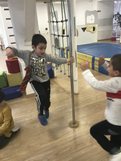 Orioko Herri Ikastolako HHko haurrak psikomotrizitate gelan mugimenduaz gozatzen