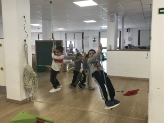 Orioko Herri Ikastolako HHko haurrak psikomotrizitate gelan mugimenduaz gozatzen