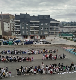 Orioko Herri Ikastolako haurrak Santa Ageda kantari 2022-02-04 