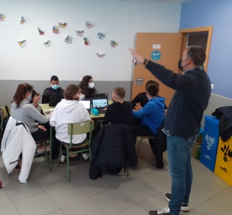 Orioko Herri Ikastolako ikasleak Txikipedia euskaraz hornitzeko lanean