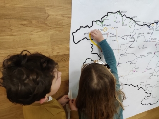 Orioko Herri Ikastolako ikasleak KORRIKAko beroketa lanak egiten