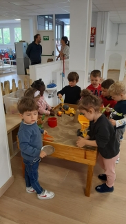 Gurasoak eta familiak Orioko Herri Ikastolan.
