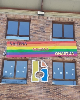 LGTBIQ+ fobiaren aurkako elkarretaratzea Orioko Herri Ikastolan