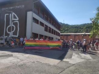 LGTBIQ+ fobiaren aurkako elkarretaratzea Orioko Herri Ikastolan