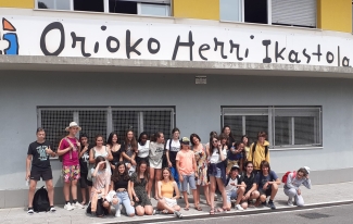 Orioko Herri Ikastolako DBH3ko ikasleak eta Calandreta ikastetxeko ikasleak