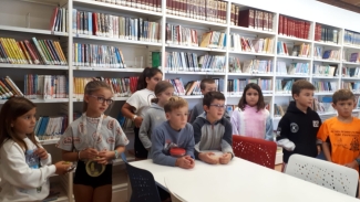 Orioko Herri Ikastolako LH3ko ikasleak Orioko liburuzainaren azalpenak entzuten
