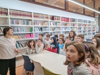 Orioko Herri Ikastolako LH3ko ikasleak Orioko liburuzainaren azalpenak entzuten