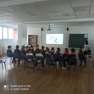 Oiana Blanco Orioko Herri Ikastolako LH4ko ikasleei azalpenak ematen