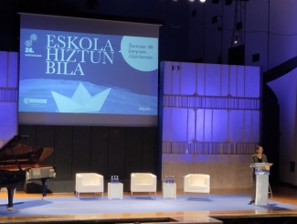 Orioko Herri Ikastolako ordezkariak Eskola hIztun bila jardunaldietan.