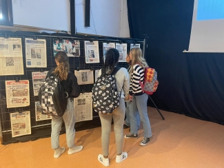 Orioko Herri Ikastolako DBH4ko ikasleak Bakeolak antolatuko erakusketa ikusten