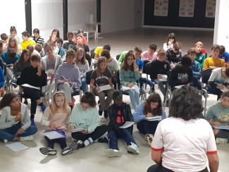Orioko Herri Ikastolako DBH1eko ikasleak Euskaraldia-ko dinamizatzailea elkarrizketatzen