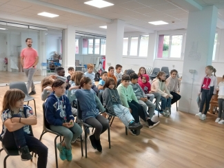 Orioko Herri Ikastolako ikasleak tsunamien inguruko azalpenak ematen.