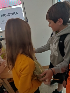 Orioko Herri ikastolako LHko Ikasleak, kalabazaren pisua asmatzeko lanetan