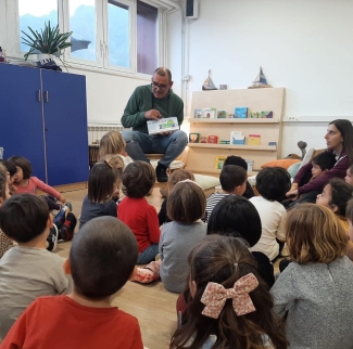 Orioko Herri Ikastolako HHko ikasleei ipuina italieraz kontatzen