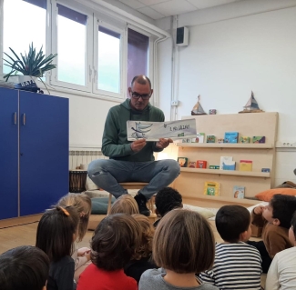 Orioko Herri Ikastolako HHko ikasleei ipuina italieraz kontatzen