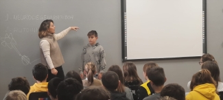 LH5eko ikasleak esklerosi anizkoitzaren inguruko informazioa entzuten.