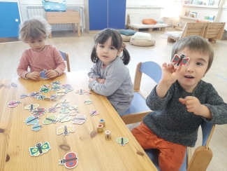 Olentzero eta Mari Domingiren opariak zabaltzen.