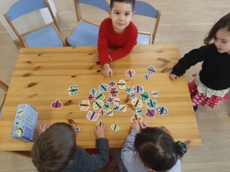Olentzero eta Mari Domingiren opariak zabaltzen.