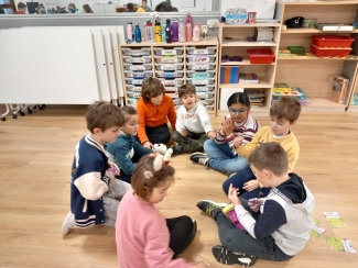 Olentzero eta Mari Domingiren opariak zabaltzen.