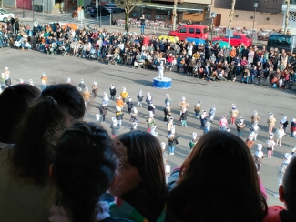 Orioko Herri Ikastolako HH eta LHko lehen zikloko ikaslean danborra jotzen.