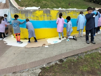 Orioko Herri Ikastolako ikasleak grafitia egiten.