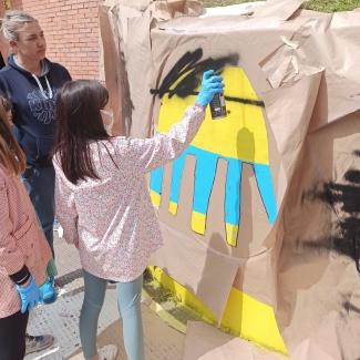 Orioko Herri Ikastolako ikasleak grafitia egiten.
