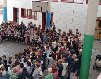 Ikastolako komunitatea elkarrekin abesten.