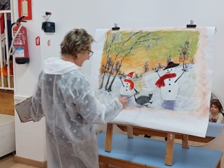 Cristina neguko paisaia margotzen.