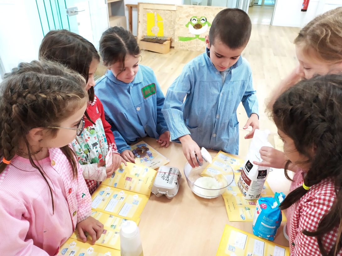 Orioko Herri Ikastolan ingeleseko saioetan buru belarri aritzen dira ikasleak proiektuan murgilduta. Ingeleseko proiektuari amaiera ezin hobea emateko, LH3ko ikasleen "Lemon Cake" bizkotxoak egin dituzte ikasgelan.