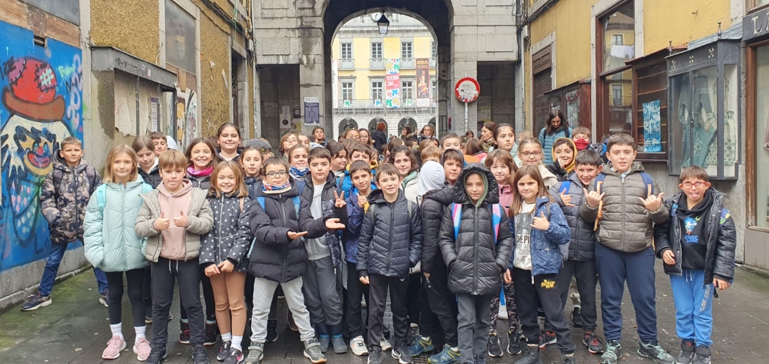 Abenduaren 1ean LHko 2.zikloko ikasleak, ohiturari jarraituz, Tolosara joan ziren Txotxongilo jaialdira.