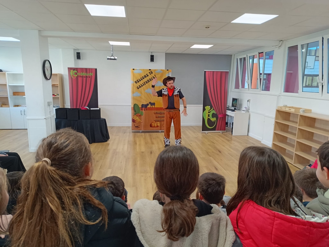 English show: Dan Osnlow aktorea gure ikastolan