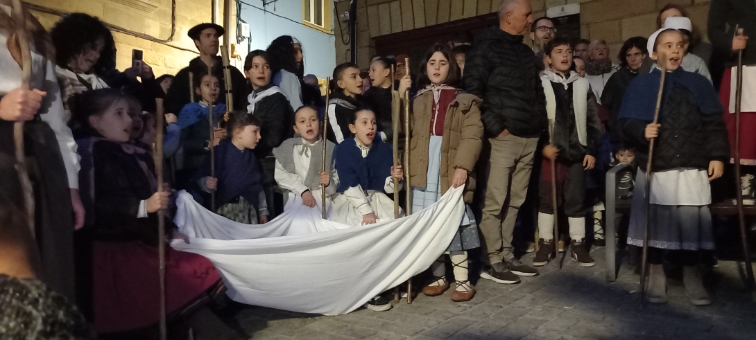 Igandea izanik ere, ohitura zaharrei eutsiz ,Santa eskean