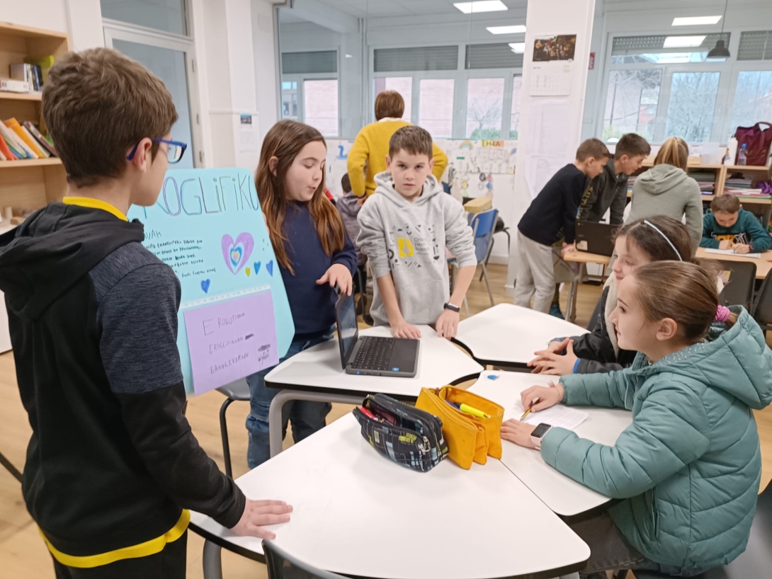 LH4en EUSKALJALGI proiektua lantzen ari dira. Euskarazko jolas motzak prestatzea zen helburuetako bat; mimika, erroskila, esaera zaharrak eta ezetz asmatu bezalakoak sortu zituzten.