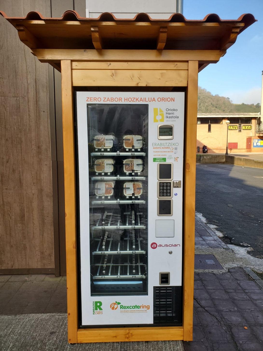 Oporretatik bueltan betiko martxa hartzen hasi gara eta gure janari makina ere prest dago berriz ere.
