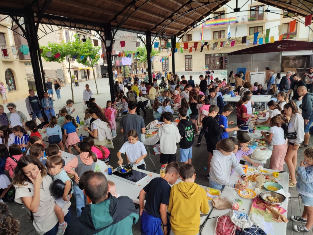 Gaur goizeko 11:30ean zuten hitzordua herriko sukaldari txikiek herriko plazan Orioko Herri Ikastolak antolatutako pintxo lehiaketan parte hartzeko.