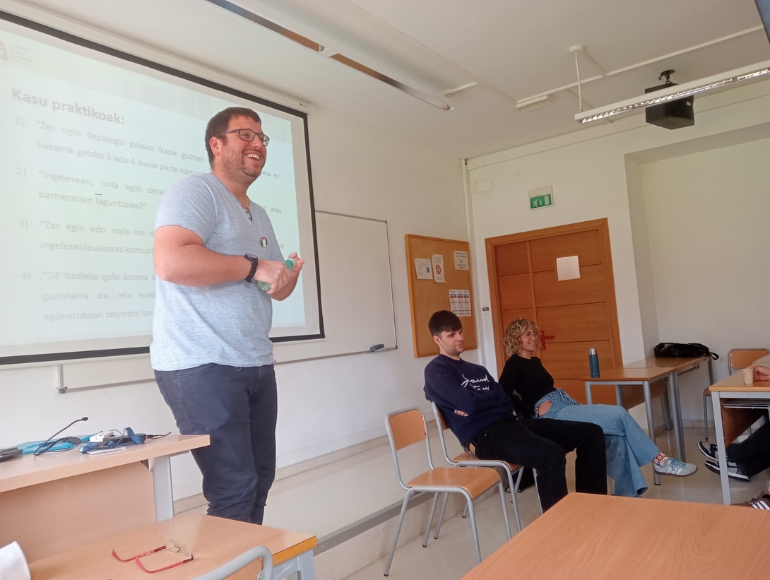 Ikastolako irakasleak unibertsitatean