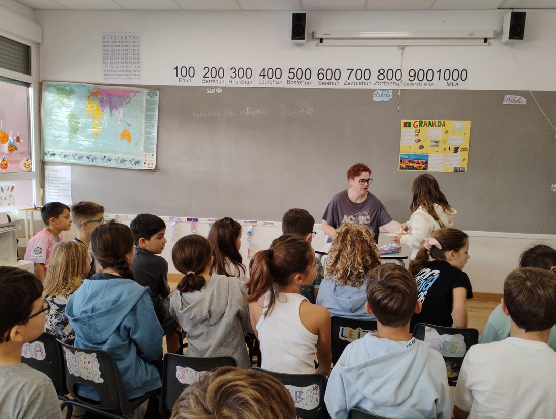 Amaitu dute LH3ko ikasleek aurtengo lehenengo PROIa, Denok bat. Etxetik ekarri behar izan dute herrialde desberdinetako informazioa eta taldeka egin dute lan gelan. 