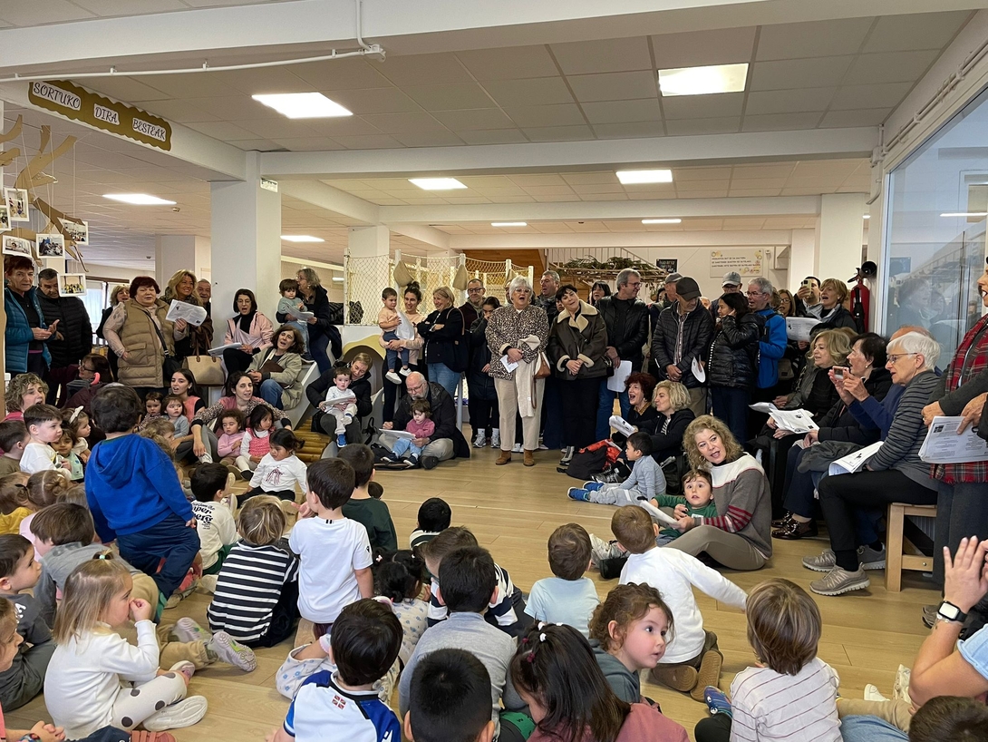 Aiton amonekin abesten.